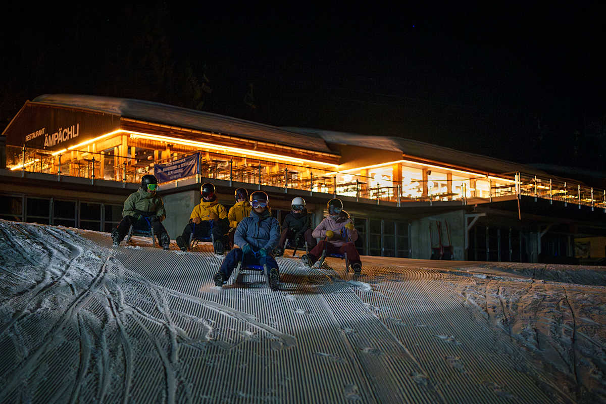Besucher fahren die Schlittenabfahrt runter