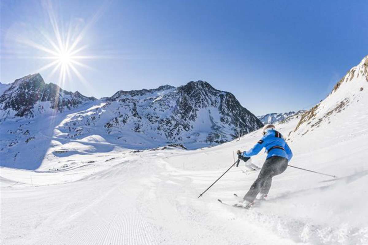 Skifahrer auf der Abfahrt