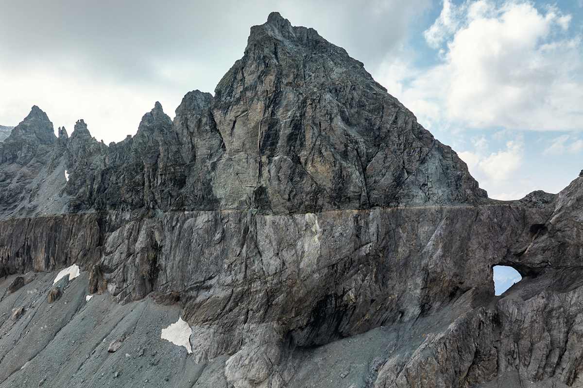 Das berühmte Martinsloch in der Tektonikarena Sardona