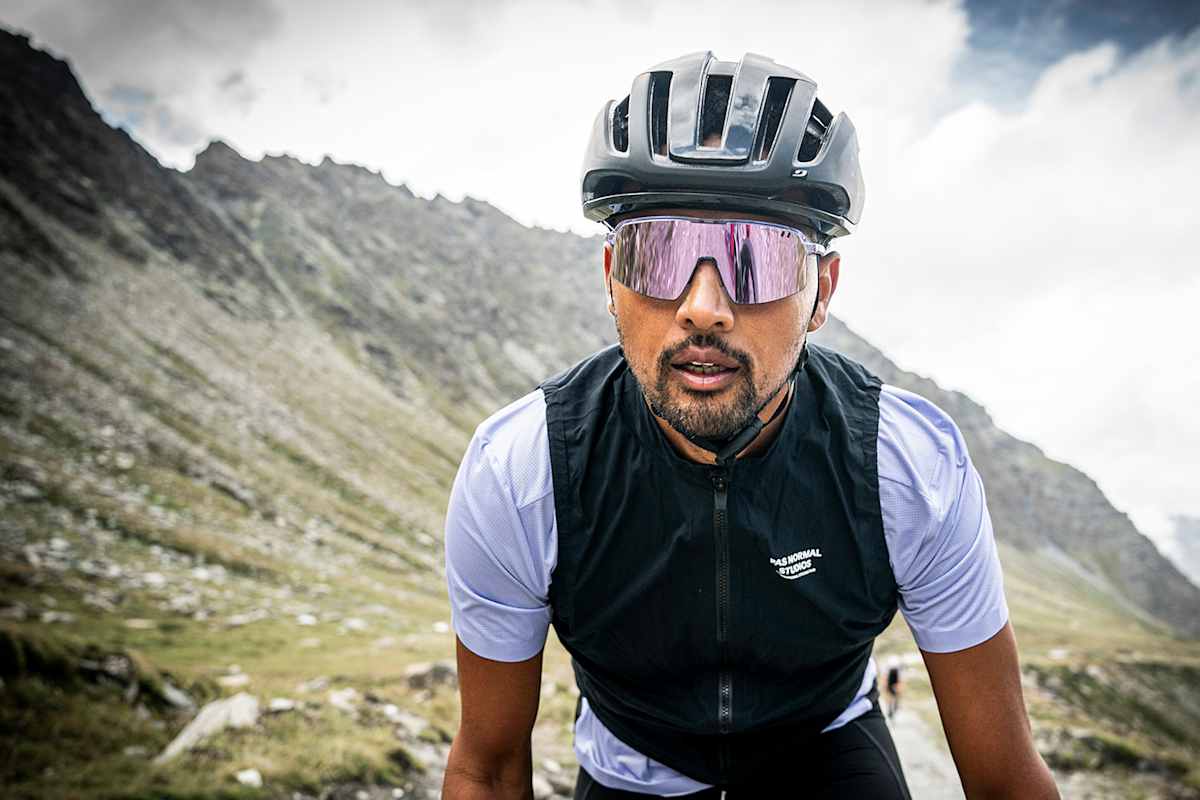 Radfahrer mit der Julbo Sportbrille, mit Blick nach vorne