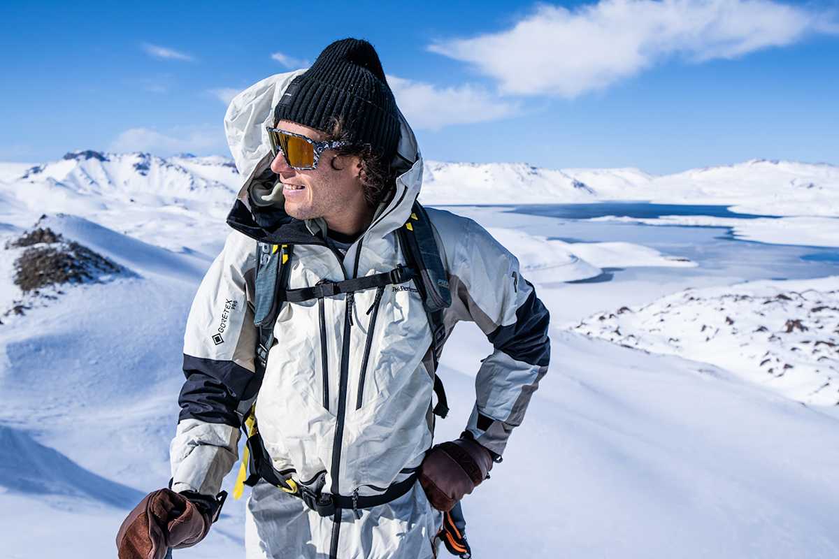 Freerider Tao Kreibich in winterlicher Berglandschaft mit der HEAD KORE-Kollektion.