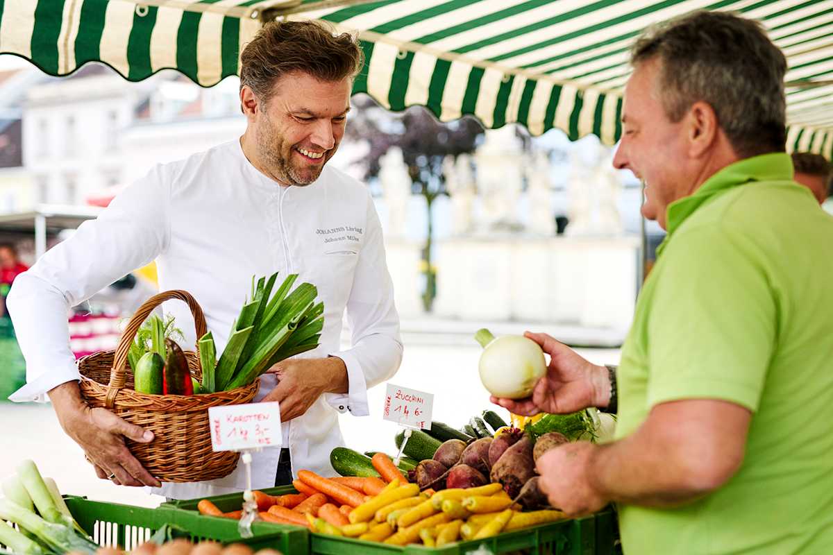 Der Drei-Hauben-Koch Mike Johann kauft frisches Gemüse auf dem Marktplatz