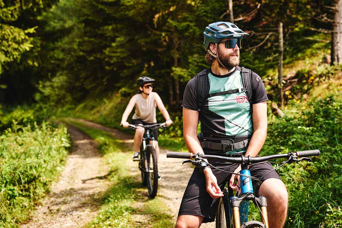 Zwei Mountainbiker auf einem Waldweg in der Hochsteiermark