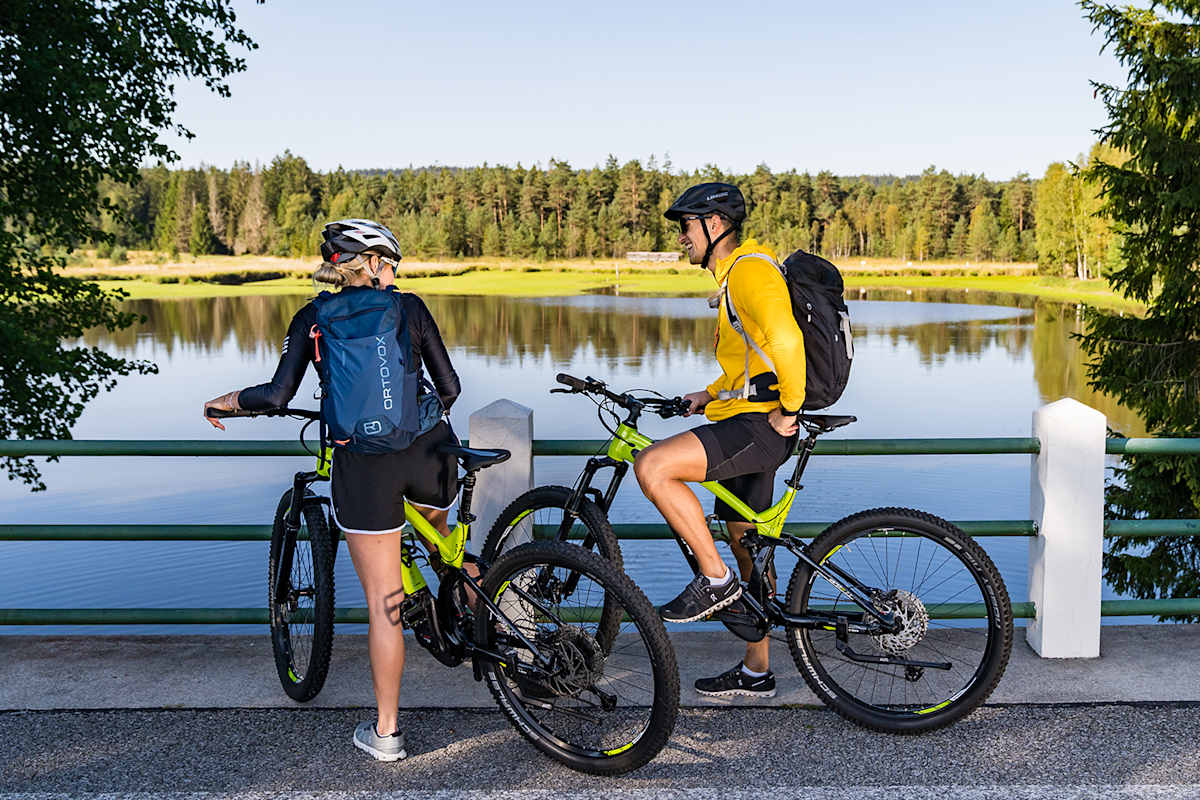 Kurze Pause mit Aussicht – genau solche Zwischenstopps zeigen, wie vielfältig das Mühlviertel auf zwei Rädern erlebbar ist.