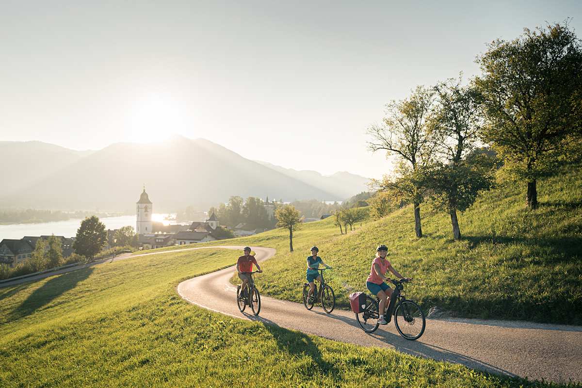 Unterwegs am Wolfgangsee vom Seeufer in die ersten Höhenmeter starten.