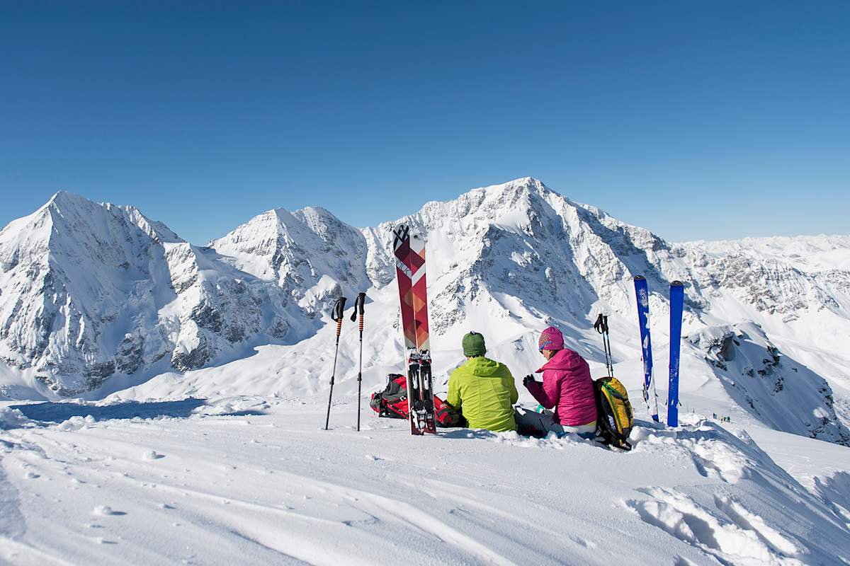 Skitourengeher genießen die Aussicht auf die Bergwelt