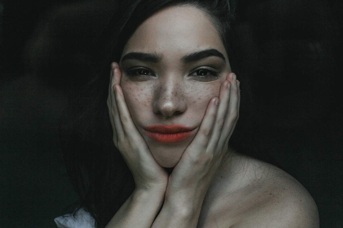 Hände auf dem Gesicht