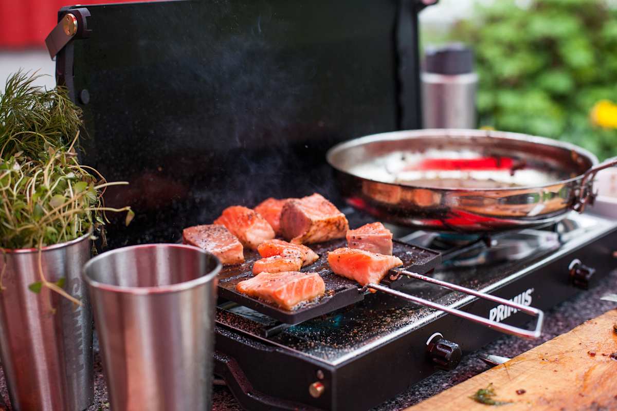 Mit einem Zweiflamm-Kocher kann man gut die ganze Familie bekochen