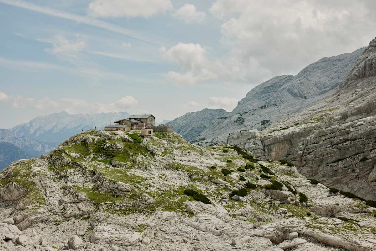 Die Von-Schmidt-Zabierow-Hütte (1.966 m) in den Loferer Steinbergen
