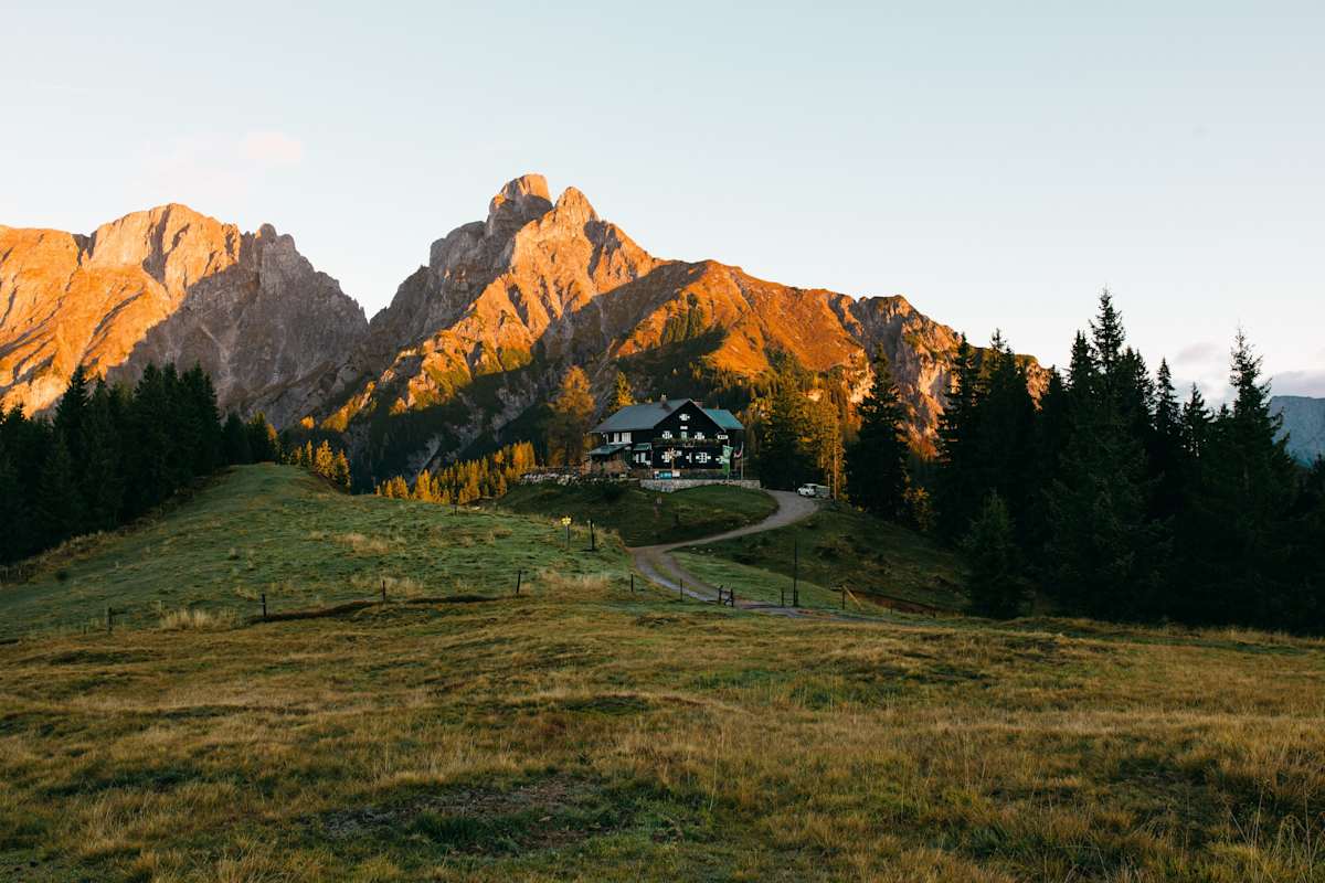 Die bewirtschaftete Mödlinger Hütte in den Ennstaler Alpen