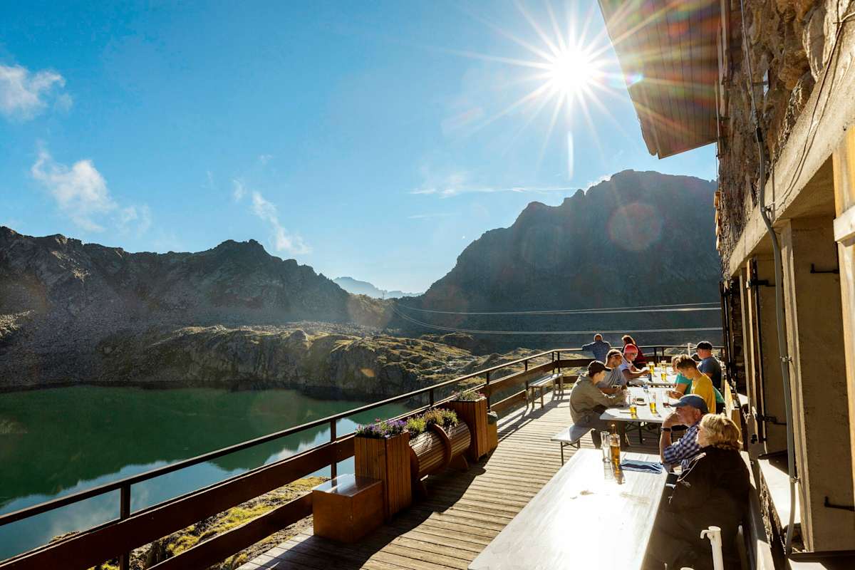 Auf der Terrasse der Wangenitzseehütte mit Blick auf den Wangenitzsee