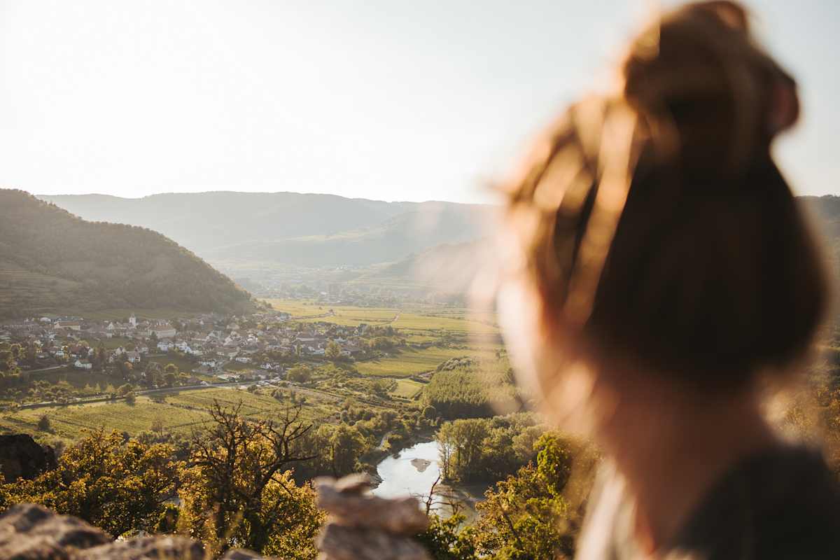 Der Welterbesteig führt zu den schönsten Aussichtsplätzen mit Blick auf die berühmten Steinterrassen und die Donau.
