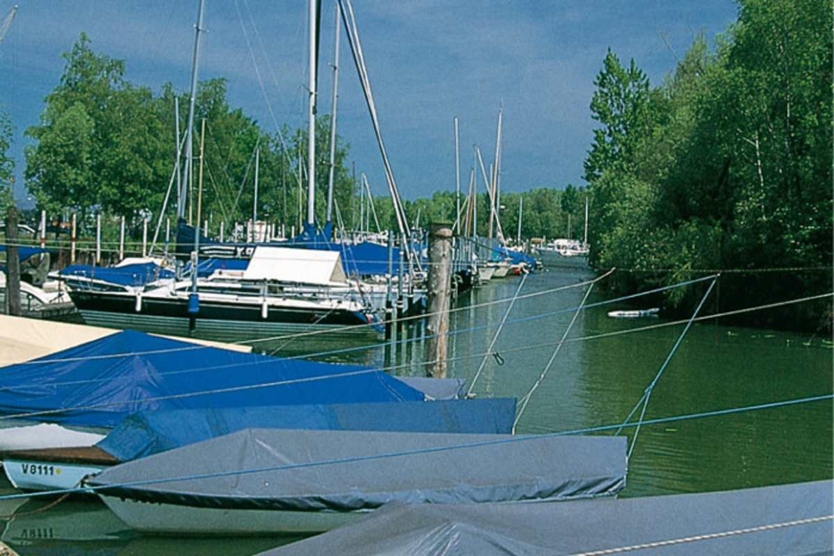 In einem Hafen mit Segelbooten gibt es für Kinder immer etwas zu entdecken.