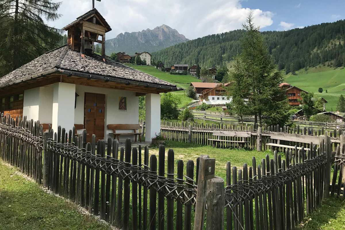Die Kapelle mit Blick auf Miscí und den Peitlerkofel im Hintergrund