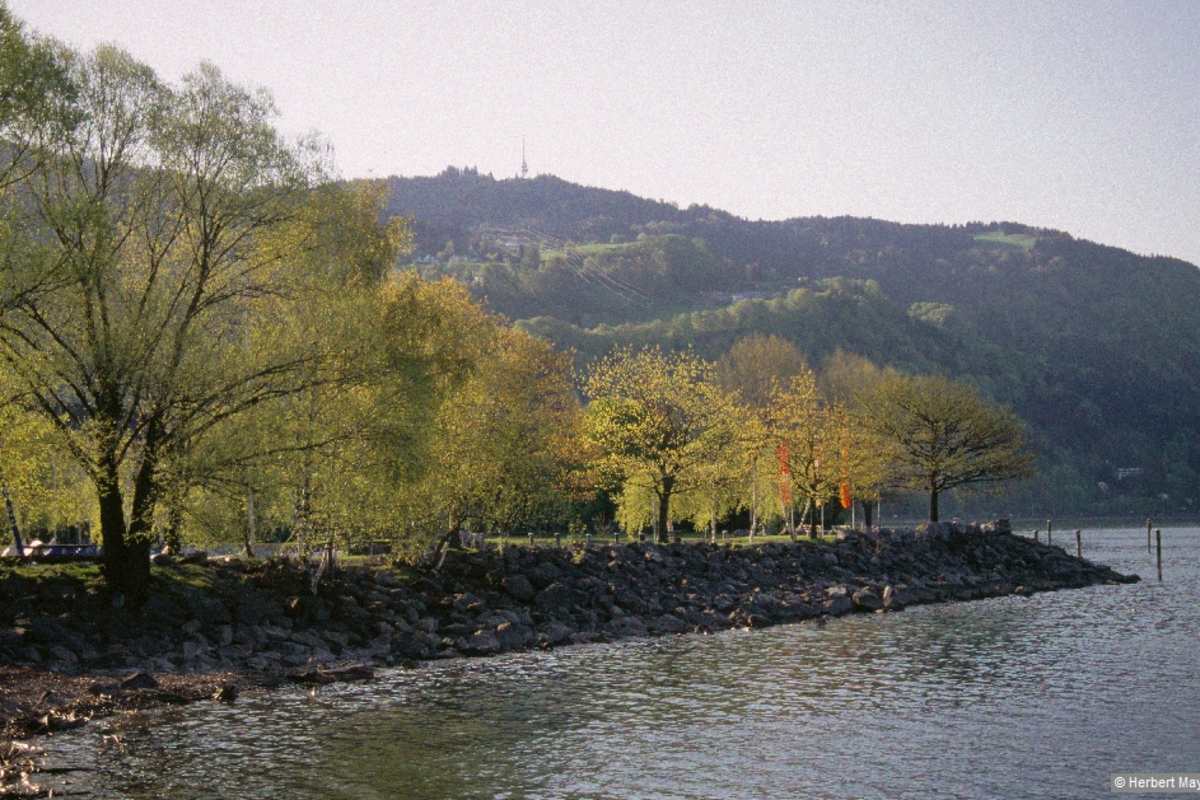 Von dort steigt ein Wanderweg in Kürze an zur 95 Meter hohen Richtfunkstation auf dem Bregenzer Parade-Hausberg Pfänder.
