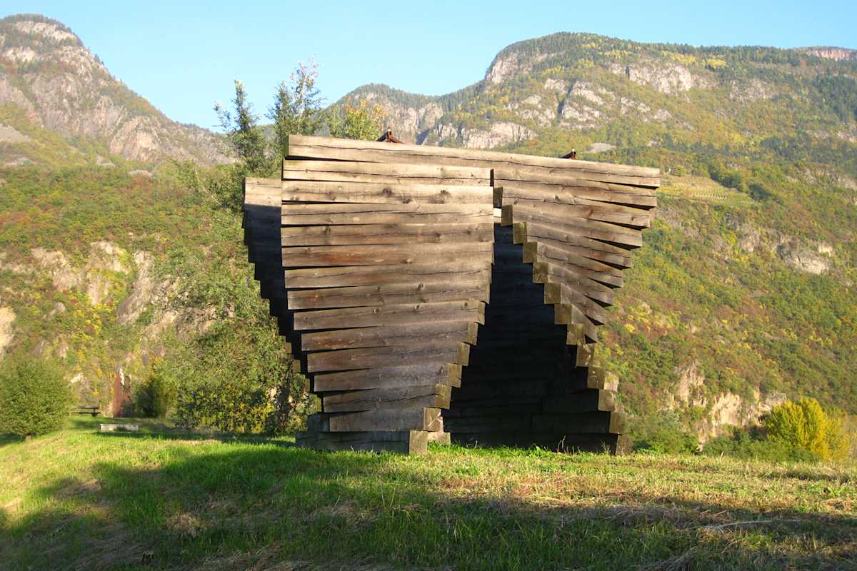 Am Skulpturenwanderweg in Lana