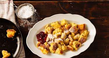 Mit reichlich Staubzucker bestreuen und mit Preiselbeeren servieren. Guten Appetit! 