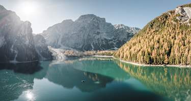 Der Pragser Wildsee und der Seekofel im Herbstlicht