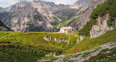 Die Steinseehütte (2.061 m) liegt unterhalb des gleichnamigen Sees auf einer grünen Terrasse, umrahmt von der mächtigen Parzinn-Gruppe, in den Lechtaler Alpen