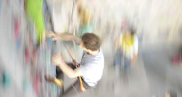 Krafteinwirkung: Sturz beim Klettern in der Halle