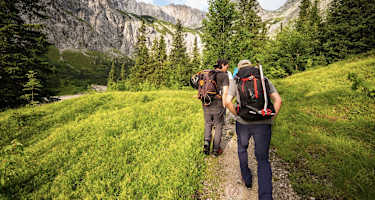 Kurz hinter der Höllentalangerhütte, die Plattenfluchten des „Bretts“ bereits im Blick.