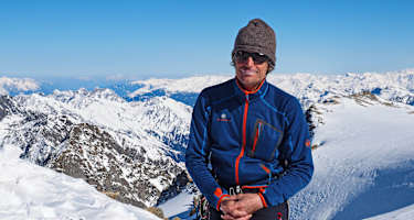 Hans Thurner am Gipfel des Wilden Hinterbergl (3.288 m) im Tourengebiet der Franz-Senn-Hütte in den Stubaier Alpen