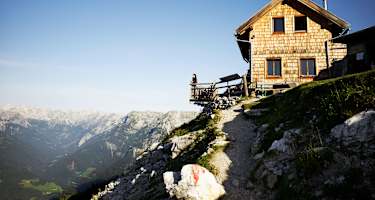 Die Werfener Hütte liegt auf einem ausgesetzten Plateau unter dem Hochthron. Von der Terrasse aus sieht man bis zum Großglockner.