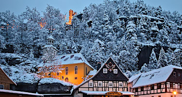 Eine verschneite Stadt in Sachsen am Nachmittag.