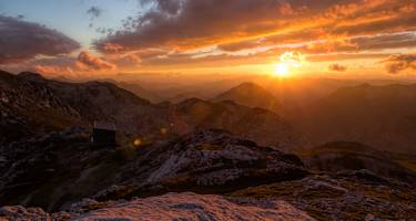 Die afrikanischen Guides sind trainierte Alpinisten und begleiten ihre Gäste (im Bild Autor Klaus Haselböck) bis auf den Gipfel