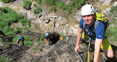 Hausbachfall-Klettersteig mit Blick auf die Schlucht