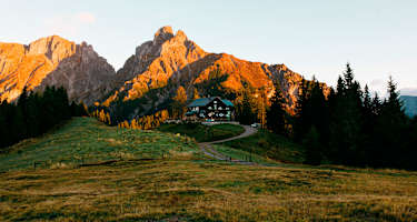 Die Mödlinger Hütte - am Fuße des Reichensteins - im warmen Licht der Morgensonne.