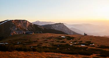 Das Karl Ludwig Haus und der Gipfel des Predigtstuhl im Hintergrund 