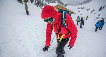 Wer mit seiner LVS-Notfallausrüstung vertraut ist, kann im Notfall auch rasche Hilfe leisten: Doch wie trägt man das LVS nun richtig?