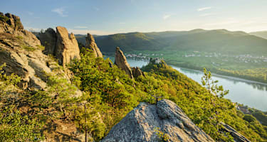 Ausblick von oberhalb der Burgruine Dürnstein aus über die malerische Wachau in Niederösterreich