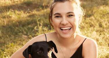 Madeleine Alizadeh, alias Dariadaria, mit ihrer Hündin Mala