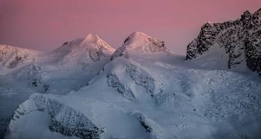 „Zwillinge“ Pollux (4.092 m) und Castor (4.223 m) in den Walliser Alpen bei Sonnenuntergang