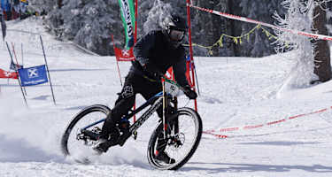 Downhill-Mountainbiken im Schnee