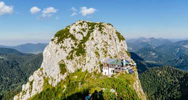 An der Flanke des Buchsteins liegt die Tegernseer Hütte.