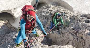 Günter Karnutsch mit einem seiner Gäste im Aufstieg auf den Gipfel des Dachsteins, Steiermark