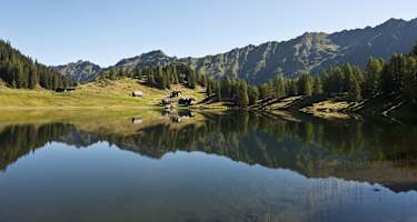 Der Duisitzkarsee (1.650 m) in der Steiermark: ein kreisrundes Juwel inmitten der Schladminger Tauern.