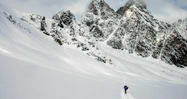 Skitourengeher auf der Haute Route beim Aufstieg zum Col du Mont Brulé