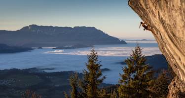 Andrea Maruna klettert am Kalkstein bei Hallein