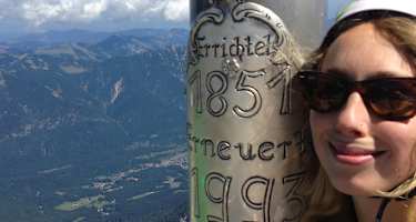 Klettersteig Zugspitze: Lea Hajner am Gipfel der Zugspitze