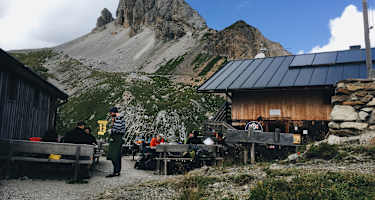 Filmoor-Standschützenhütte auf dem Karnischen Hauptkamm (Tirol)