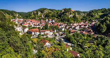 Blick vom Bayreuther Berg auf die Burg Pottenstein und den Ort. 
