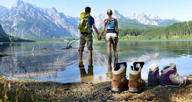 Almsee: Wie ein Gemälde liegt der Almsee vor der Almtaler Sonnenuhr