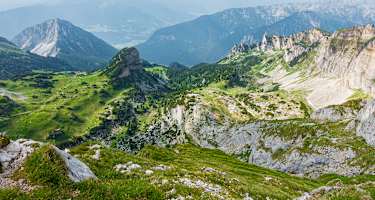 Panorama-Blick auf dem Weg zum Gipfel, markant im Vordergrund: der Gschöllkopf (2.039 m), auch Adlerhorst genannt