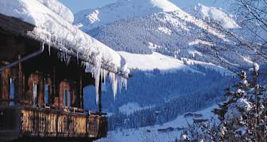 Alpbachtal-Winterlandschaft mit Holzhütte