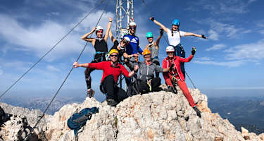 Glückliche Gesichter, erste Gipfelerfolge am Drahtseil und blitzblauer Himmel über dem Dachstein: So war das Bergwelten-Event „Mein erster Klettersteig“