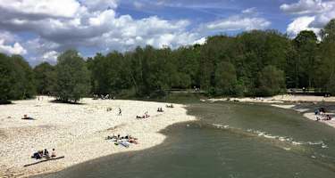 Die Isar ist ein schönes Ziel für Kinderwagentouren um München